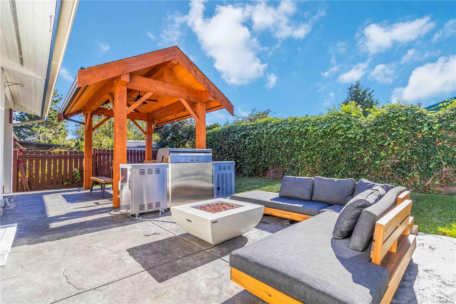 711 Miller Ave, Saanich, BC