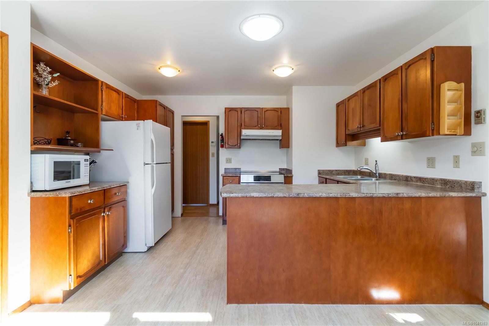 711 Miller Ave, Saanich, BC