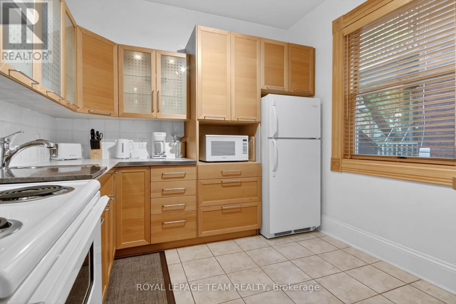 Loads of space, storage and lights - 64 Delaware Avenue, Ottawa, ON