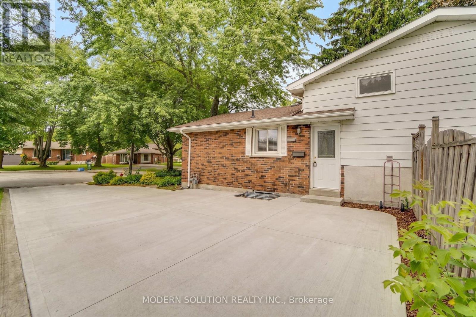 108 Fassett Court, Hamilton, ON - Outdoor