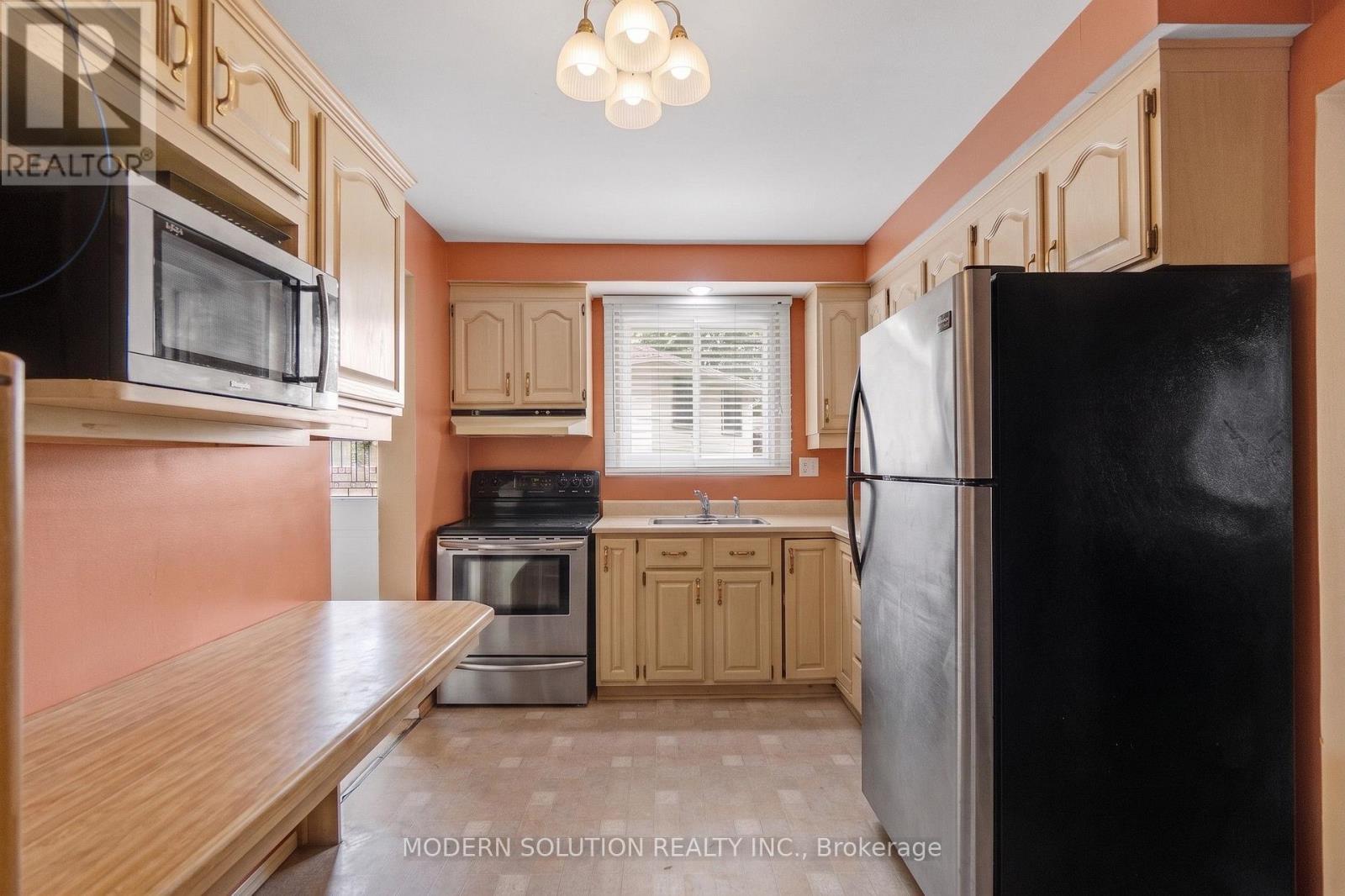 108 Fassett Court, Hamilton, ON - Indoor Photo Showing Kitchen