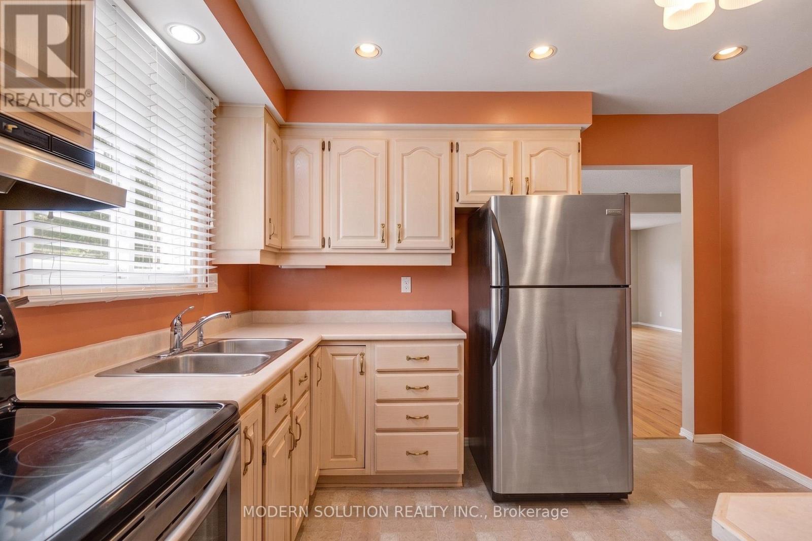 108 Fassett Court, Hamilton, ON - Indoor Photo Showing Kitchen With Double Sink