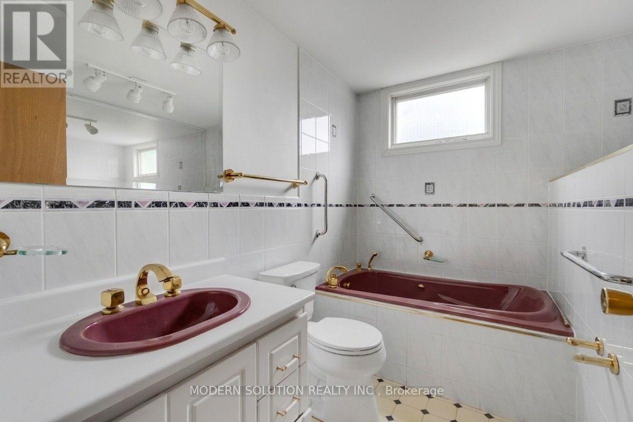 108 Fassett Court, Hamilton, ON - Indoor Photo Showing Bathroom
