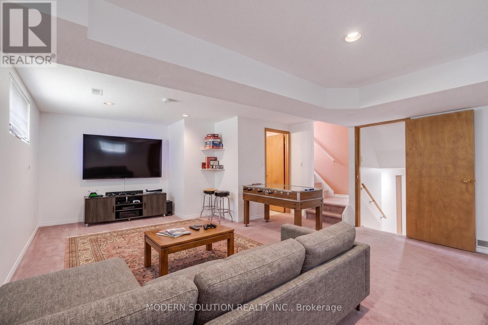 108 Fassett Court, Hamilton, ON - Indoor Photo Showing Living Room