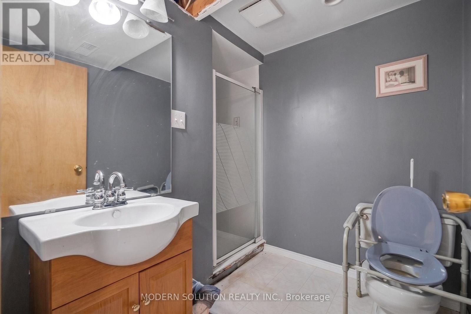 108 Fassett Court, Hamilton, ON - Indoor Photo Showing Bathroom
