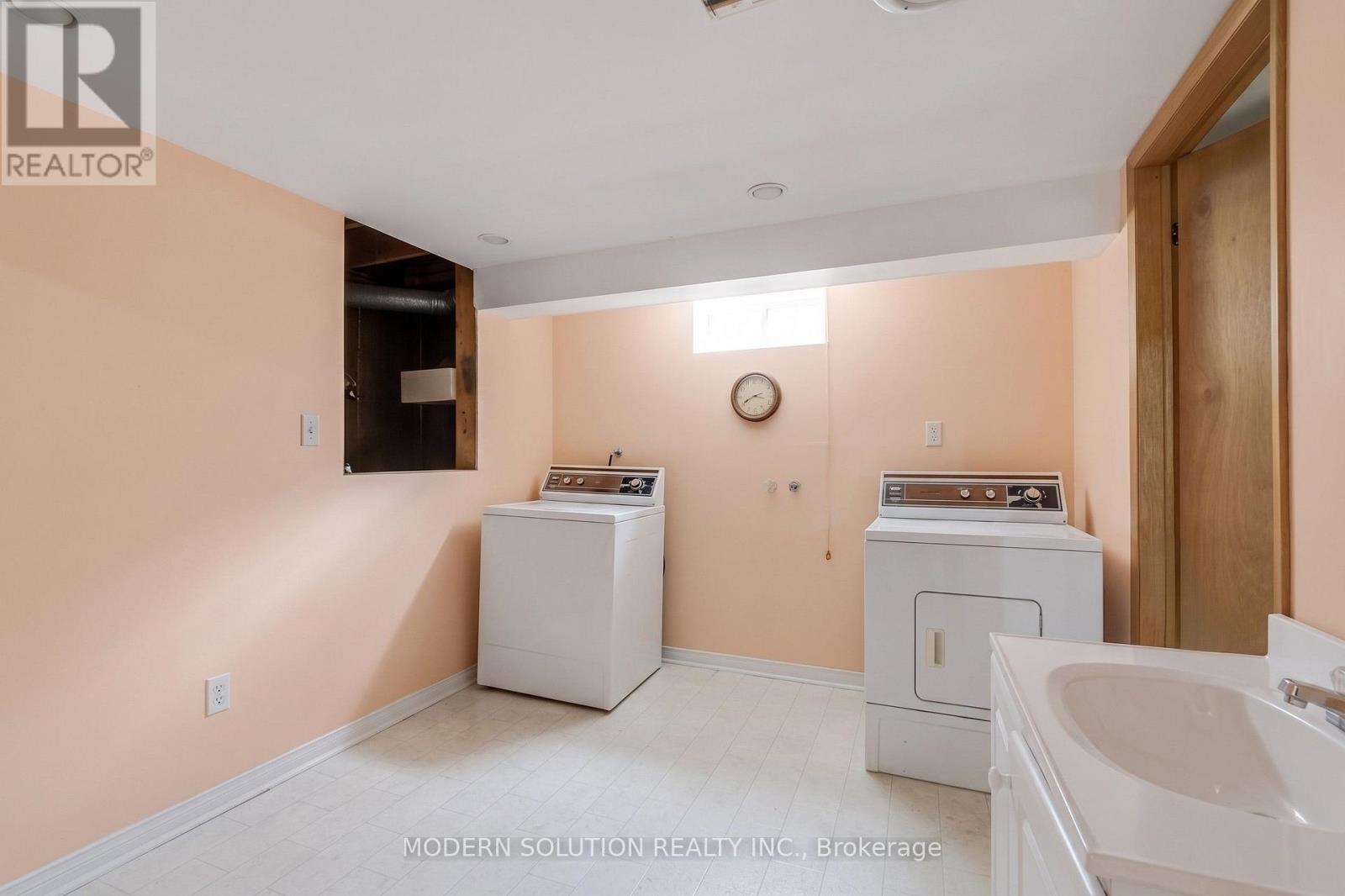 108 Fassett Court, Hamilton, ON - Indoor Photo Showing Laundry Room