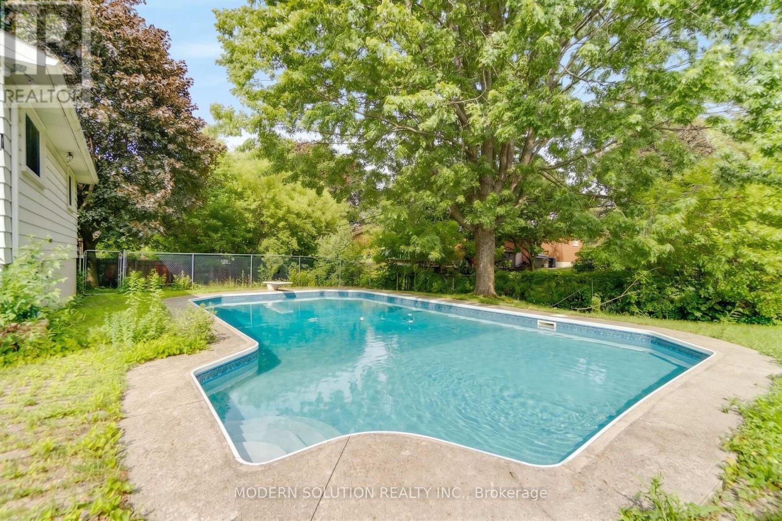 108 Fassett Court, Hamilton, ON - Outdoor With In Ground Pool With Backyard