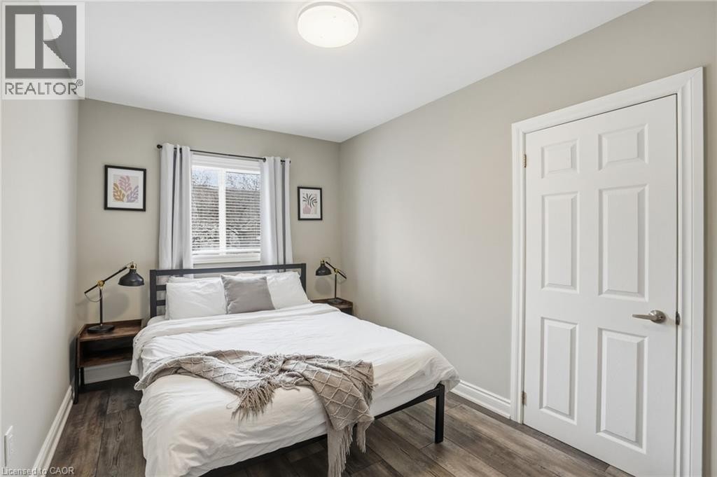 390 Hunter Street W, Hamilton, ON - Indoor Photo Showing Bedroom