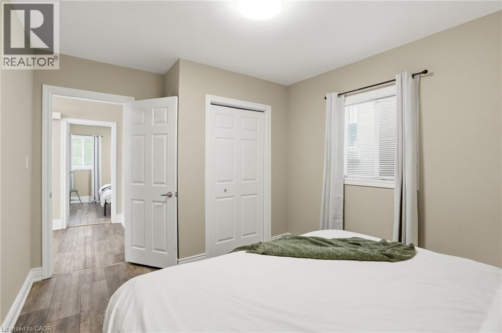 390 Hunter Street W, Hamilton, ON - Indoor Photo Showing Bedroom