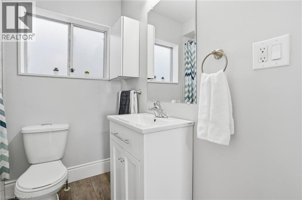 390 Hunter Street W, Hamilton, ON - Indoor Photo Showing Bathroom