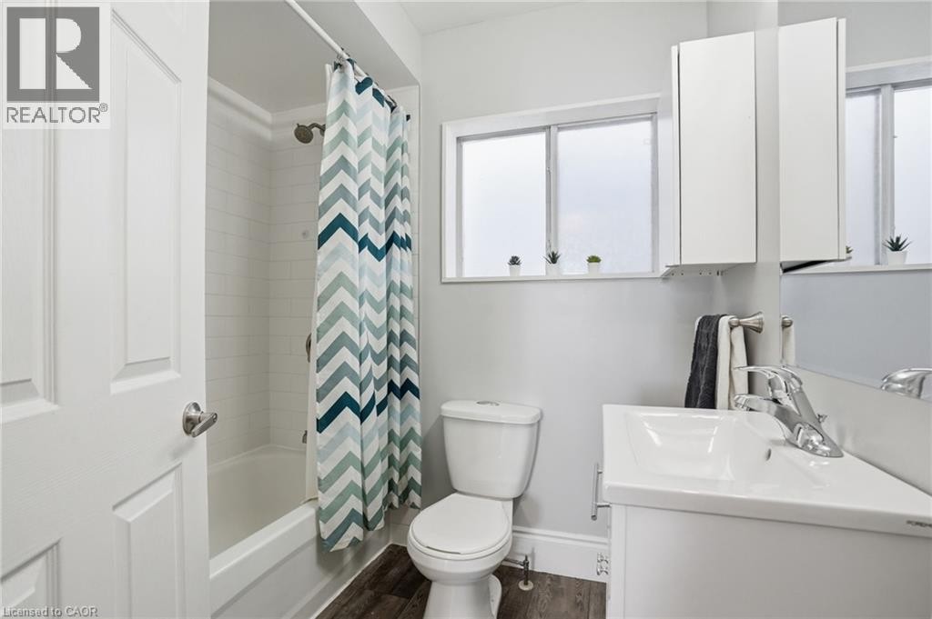 390 Hunter Street W, Hamilton, ON - Indoor Photo Showing Bathroom