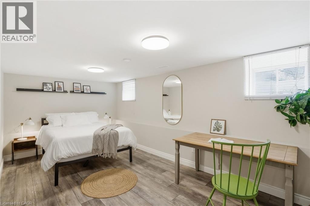 390 Hunter Street W, Hamilton, ON - Indoor Photo Showing Bedroom