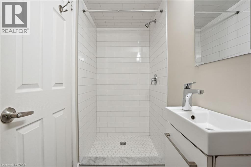 390 Hunter Street W, Hamilton, ON - Indoor Photo Showing Bathroom