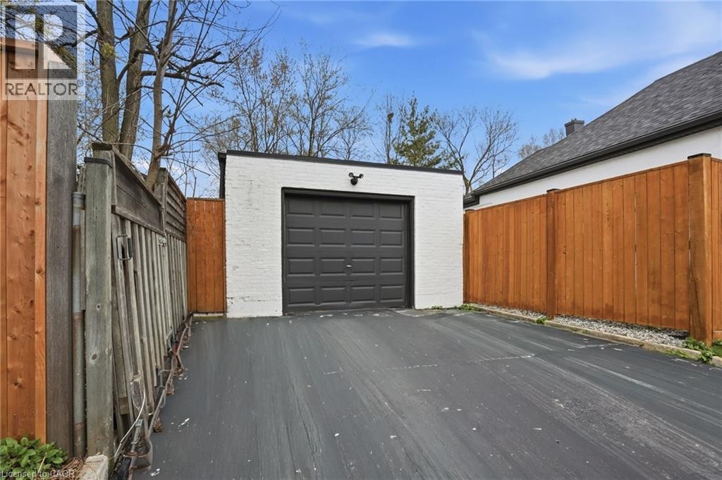 390 Hunter Street W, Hamilton, ON - Outdoor