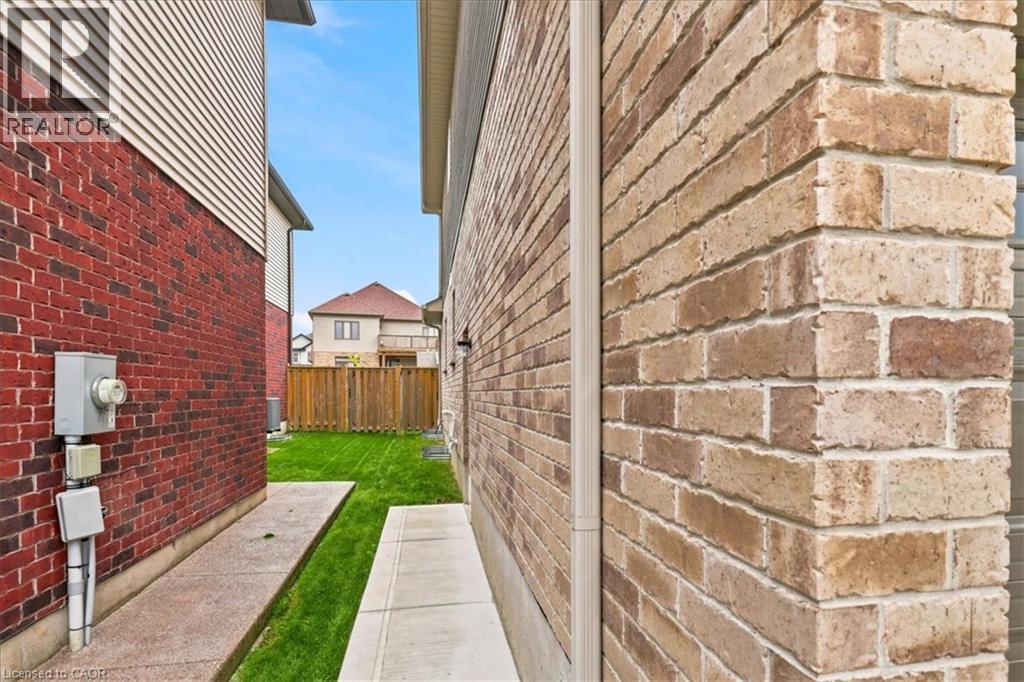 921 Eden Oak Court, Kitchener, ON - Outdoor