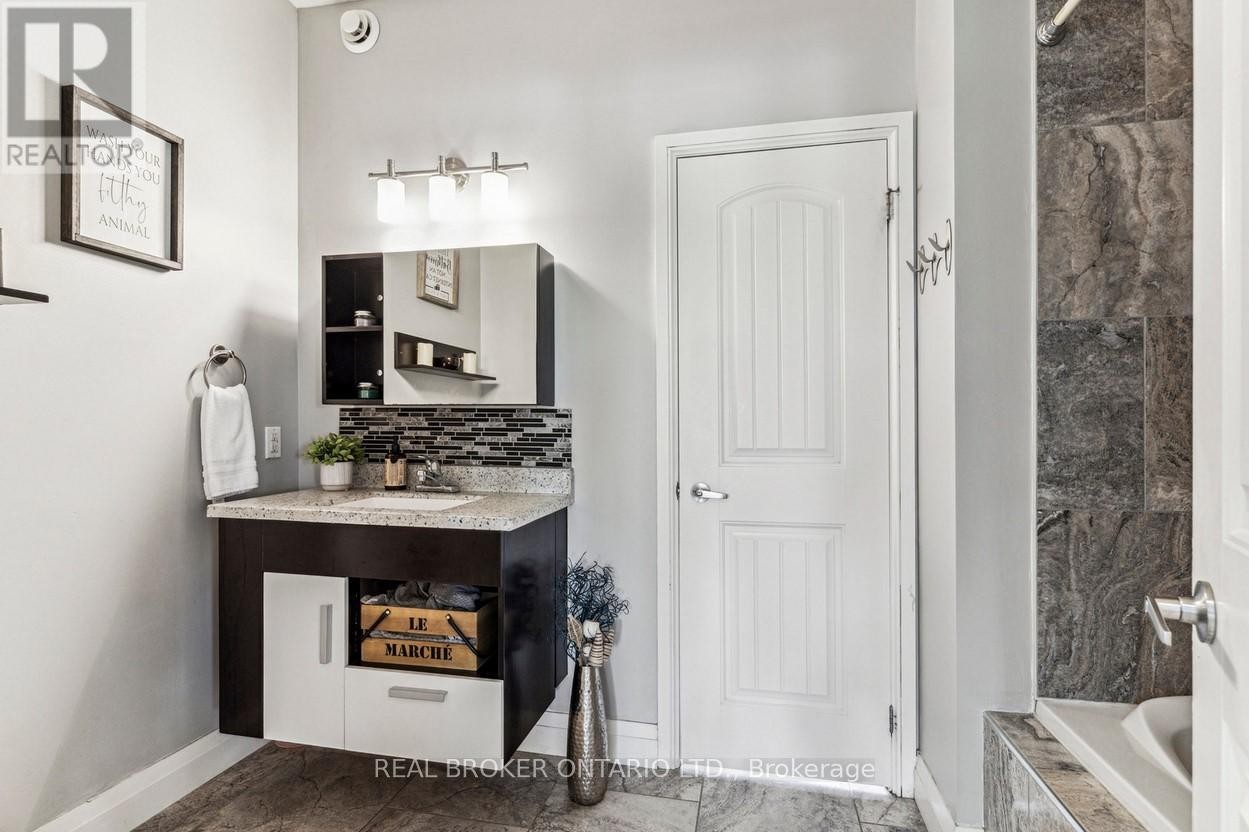 27 Bagshaw Crescent, Uxbridge, ON