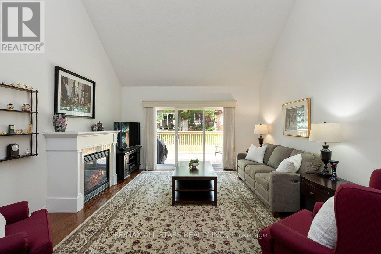 Open concept main living area w walk out - 52 Oasis Way, Markham, ON