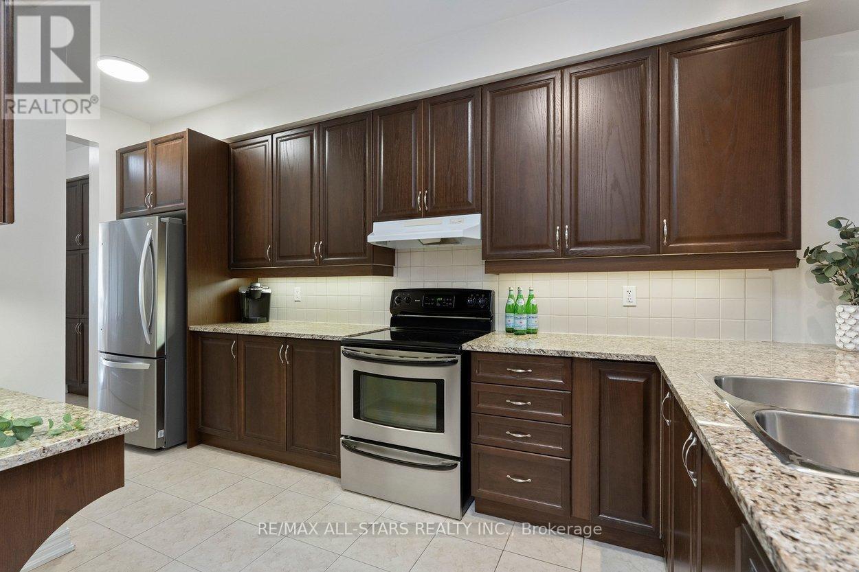 Upgraded kitchen w granite countertops - 52 Oasis Way, Markham, ON