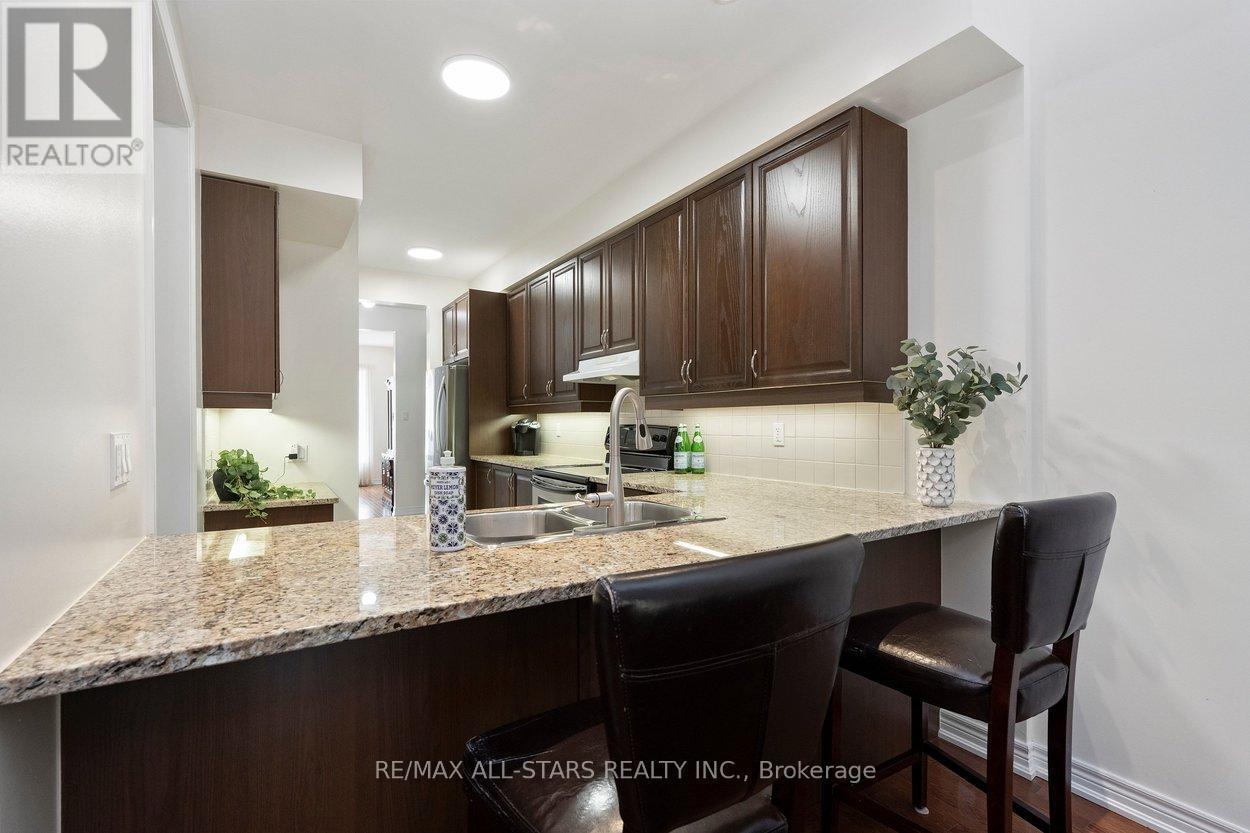 Upgraded kitchen w granite counters - 52 Oasis Way, Markham, ON