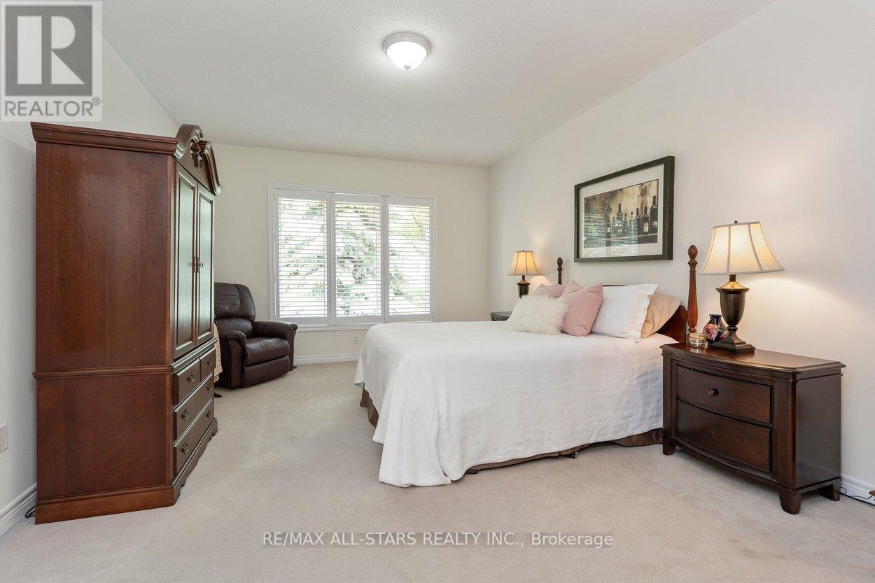 Main floor primary bedroom w walk in closet - 52 Oasis Way, Markham, ON