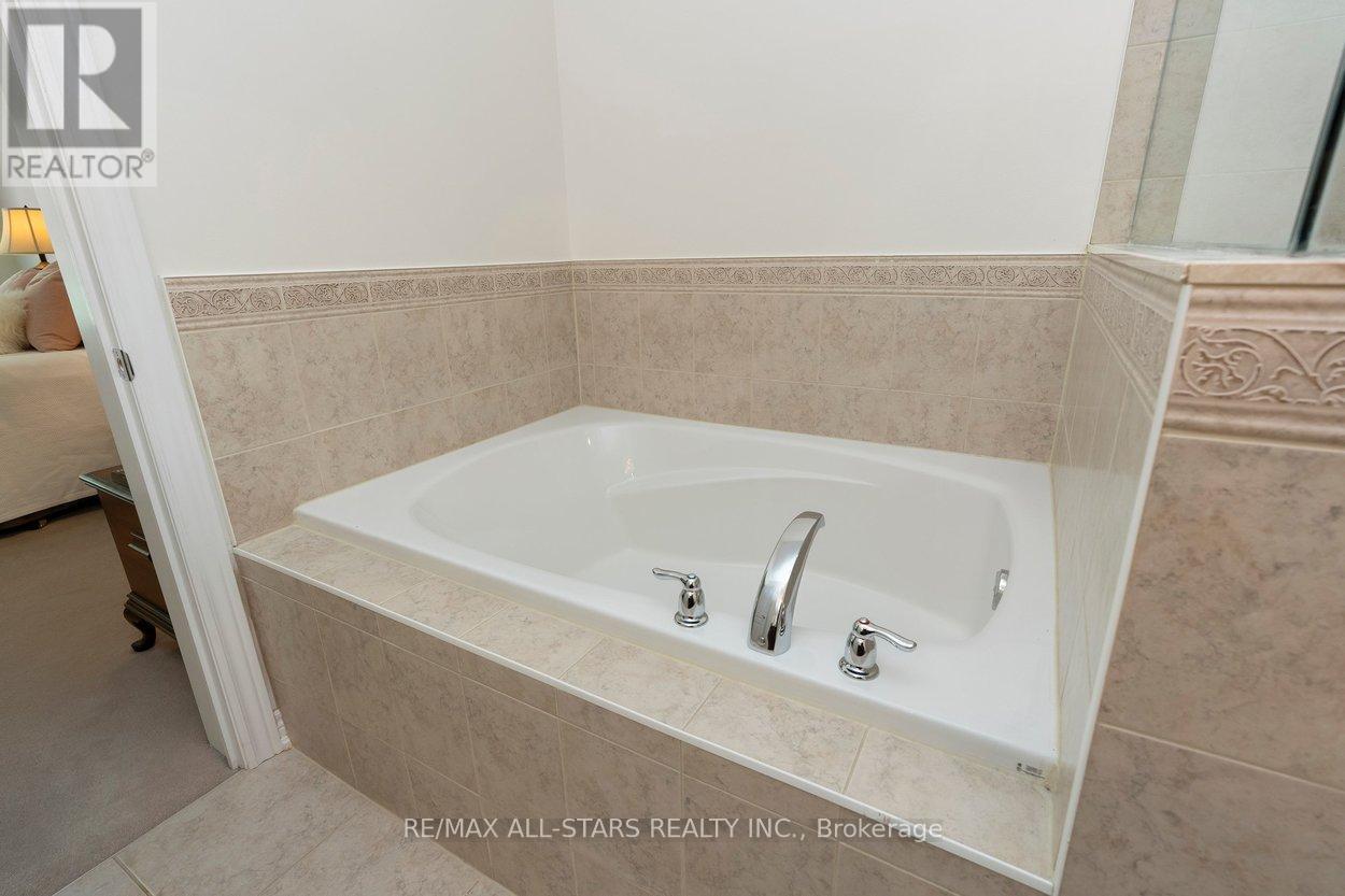 Soaker tub - 52 Oasis Way, Markham, ON