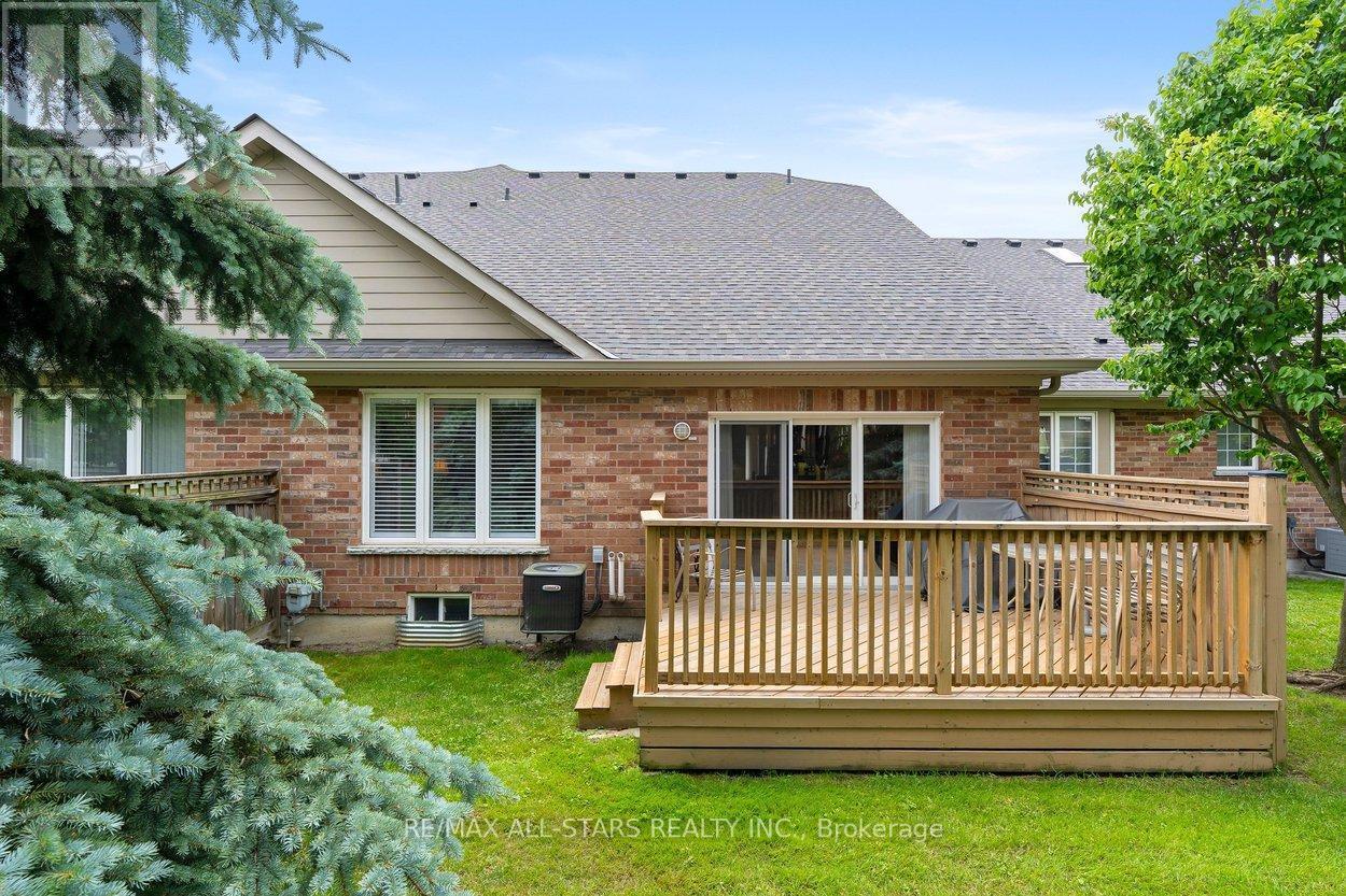Upgraded back deck w bbq hookup - 52 Oasis Way, Markham, ON