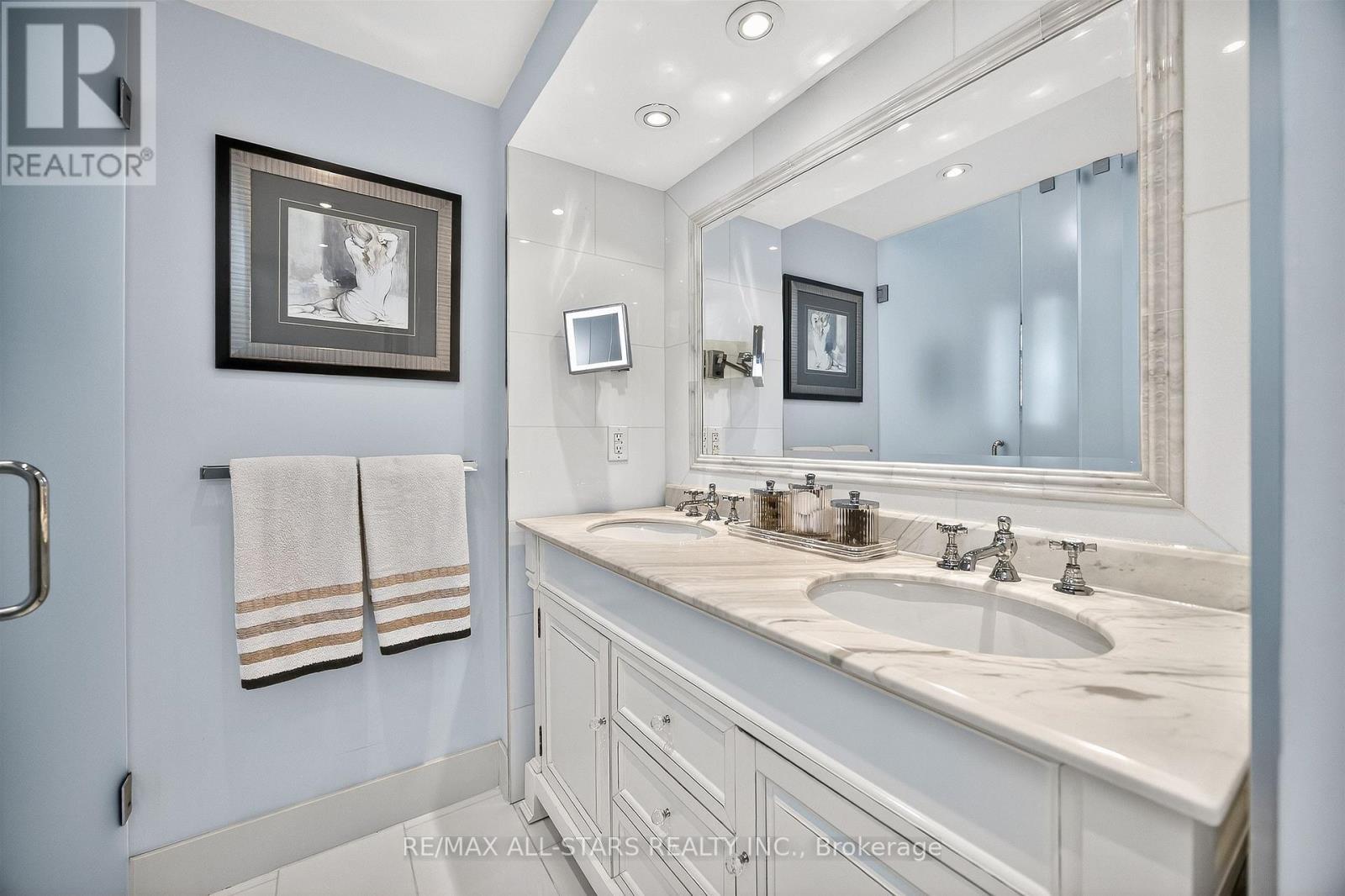Primary Bedroom Ensuite - 30 Edgewood Crescent, Toronto, ON