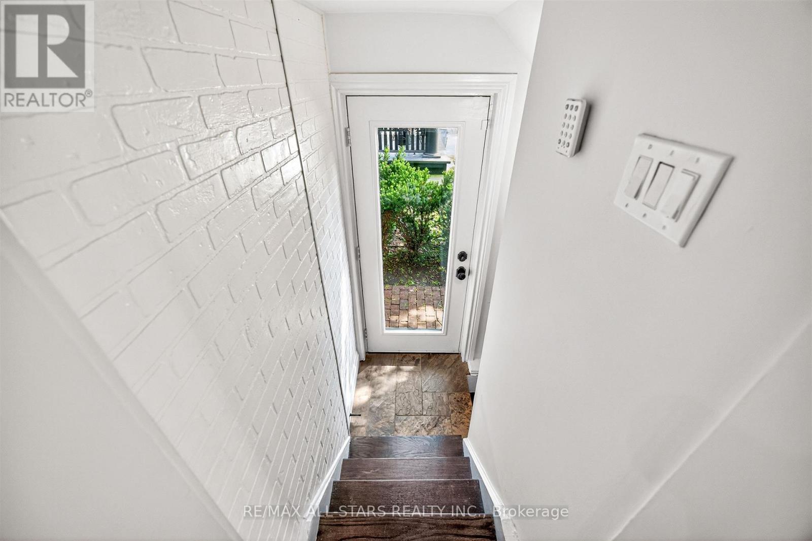Side Entrance - 30 Edgewood Crescent, Toronto, ON