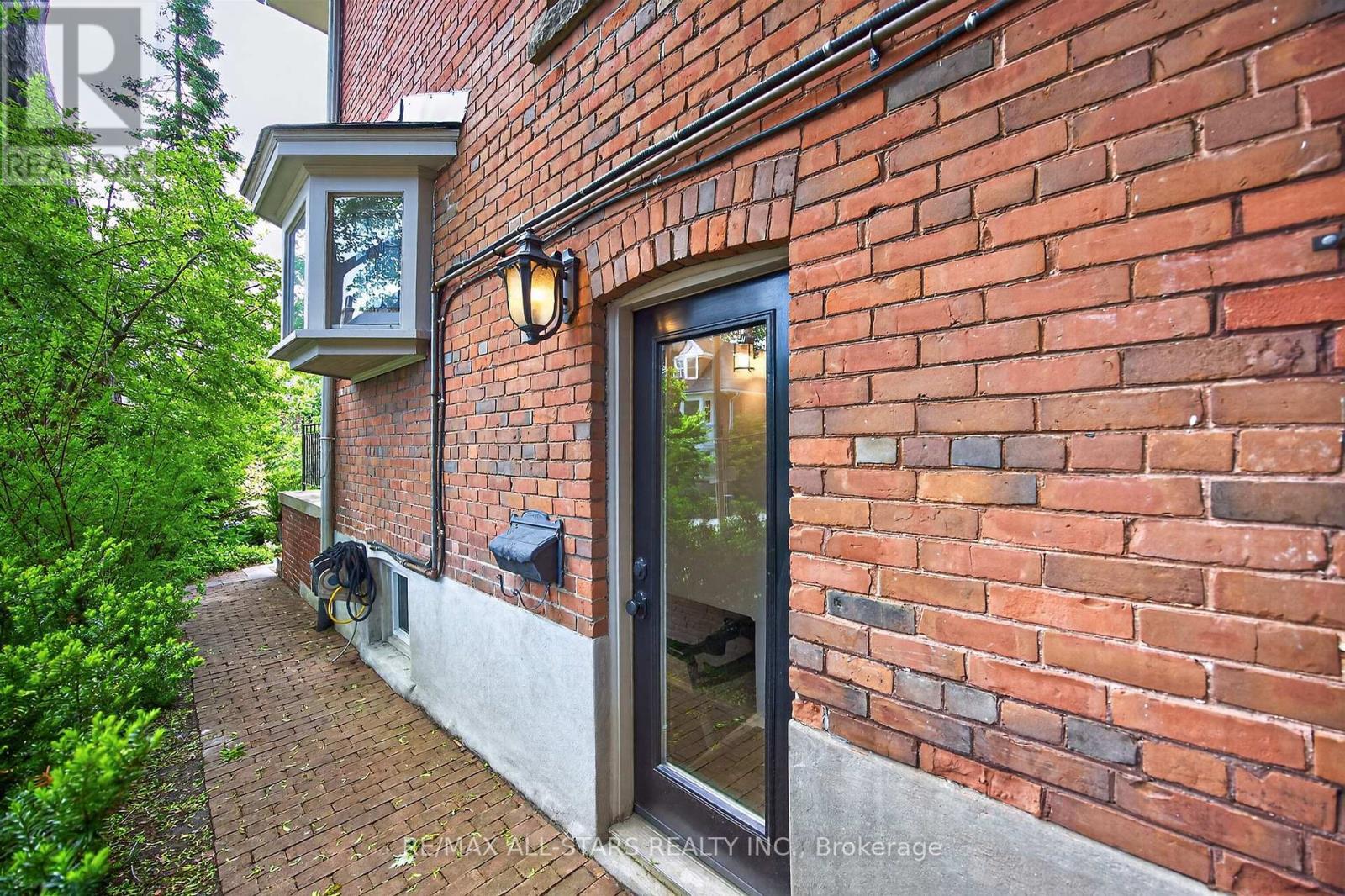 Side Yard - 30 Edgewood Crescent, Toronto, ON