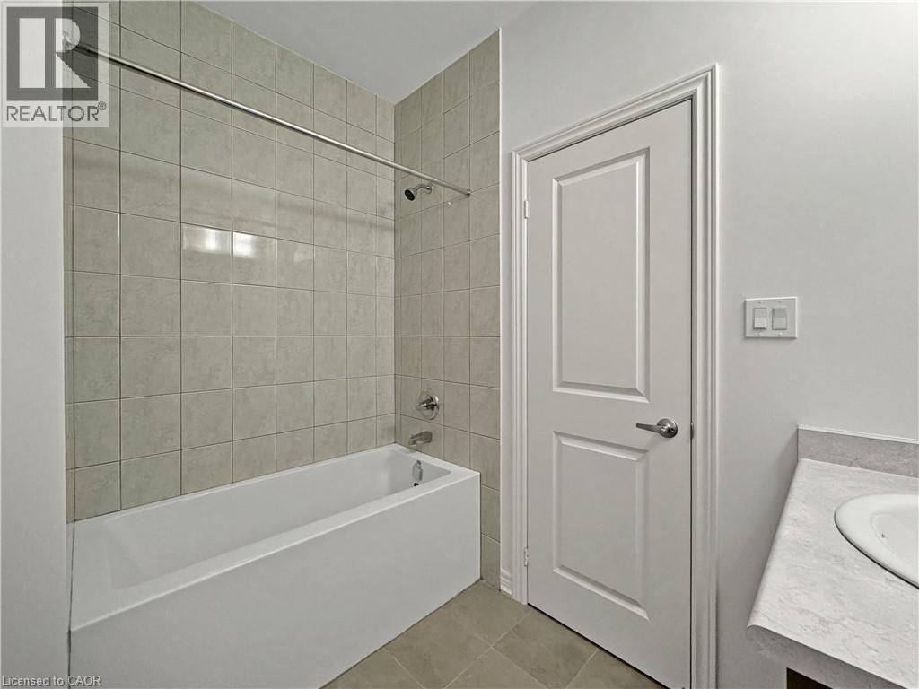 SECOND FLOOR BATHROOM - 82 Gledhill Crescent, Cambridge, ON - Indoor Photo Showing Bathroom