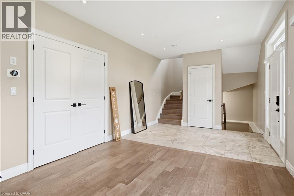 1 Lindsay Way, Grimsby, ON - Indoor Photo Showing Other Room