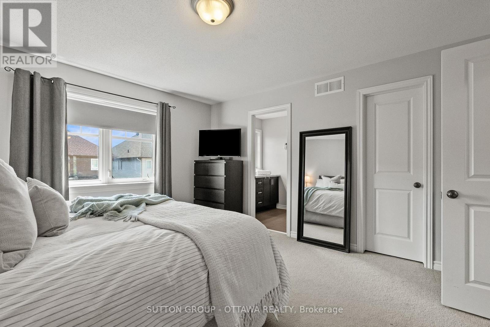 711 Hazelnut Crescent, Ottawa, ON
