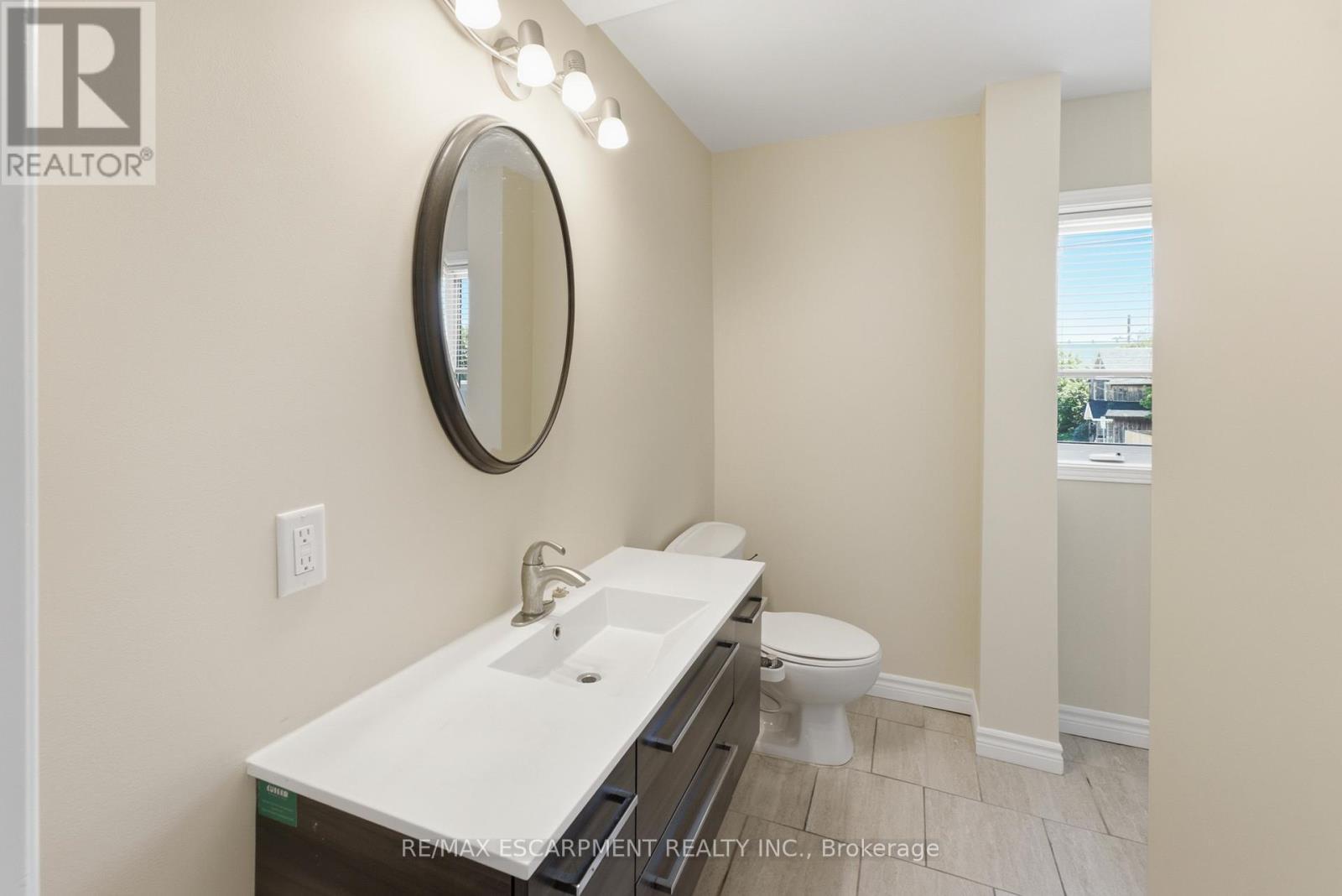 Main Bathroom - 3 Piece - 309 Cope Street, Hamilton, ON - Indoor Photo Showing Bathroom