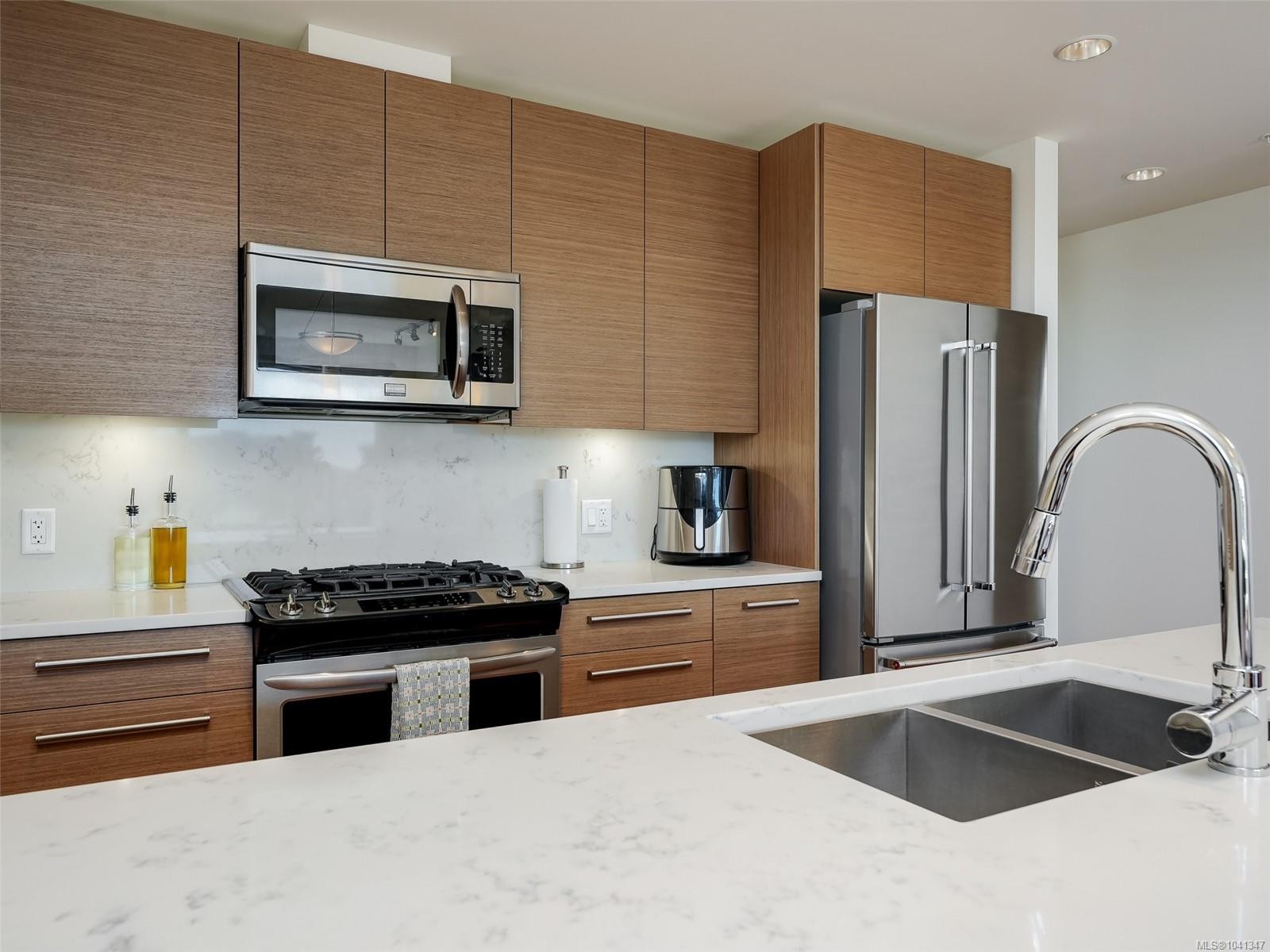 #401-9818 Third St, Sidney, BC