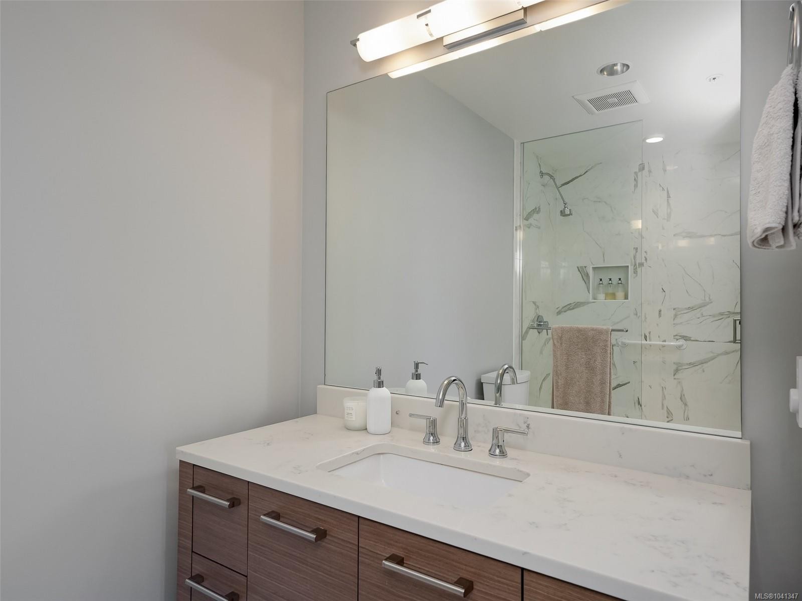 #401-9818 Third St, Sidney, BC