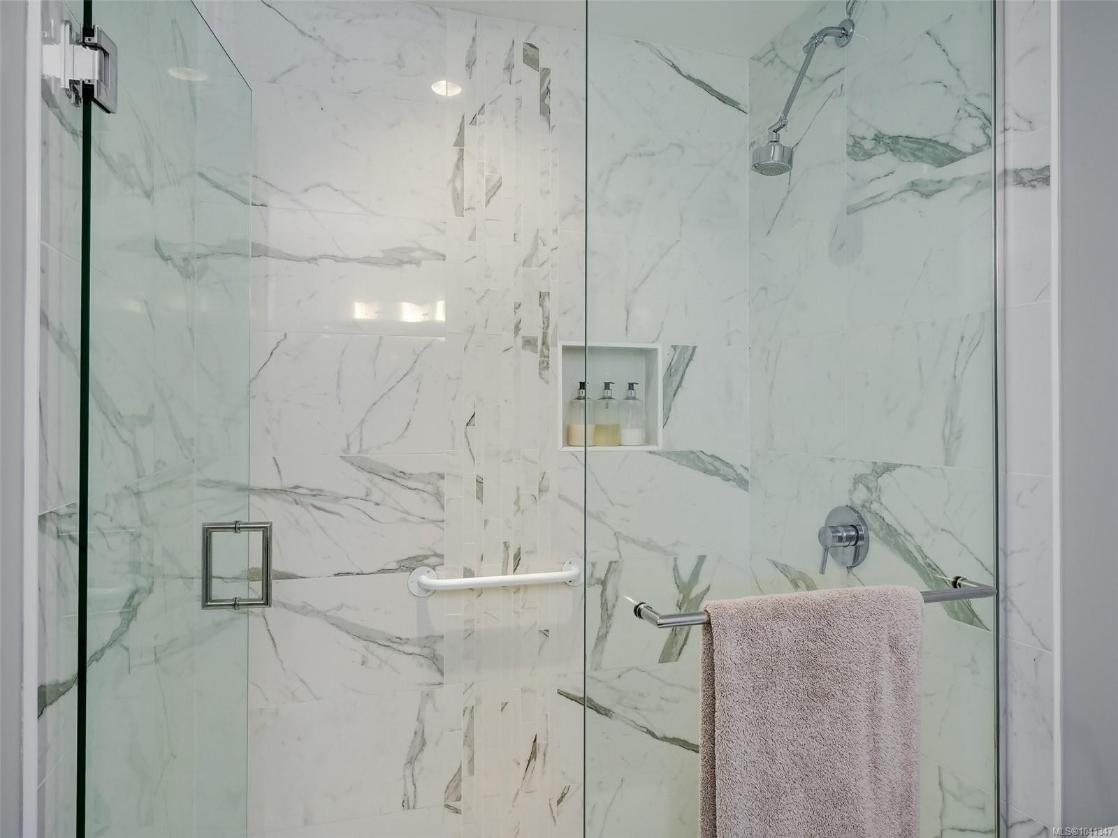 #401-9818 Third St, Sidney, BC