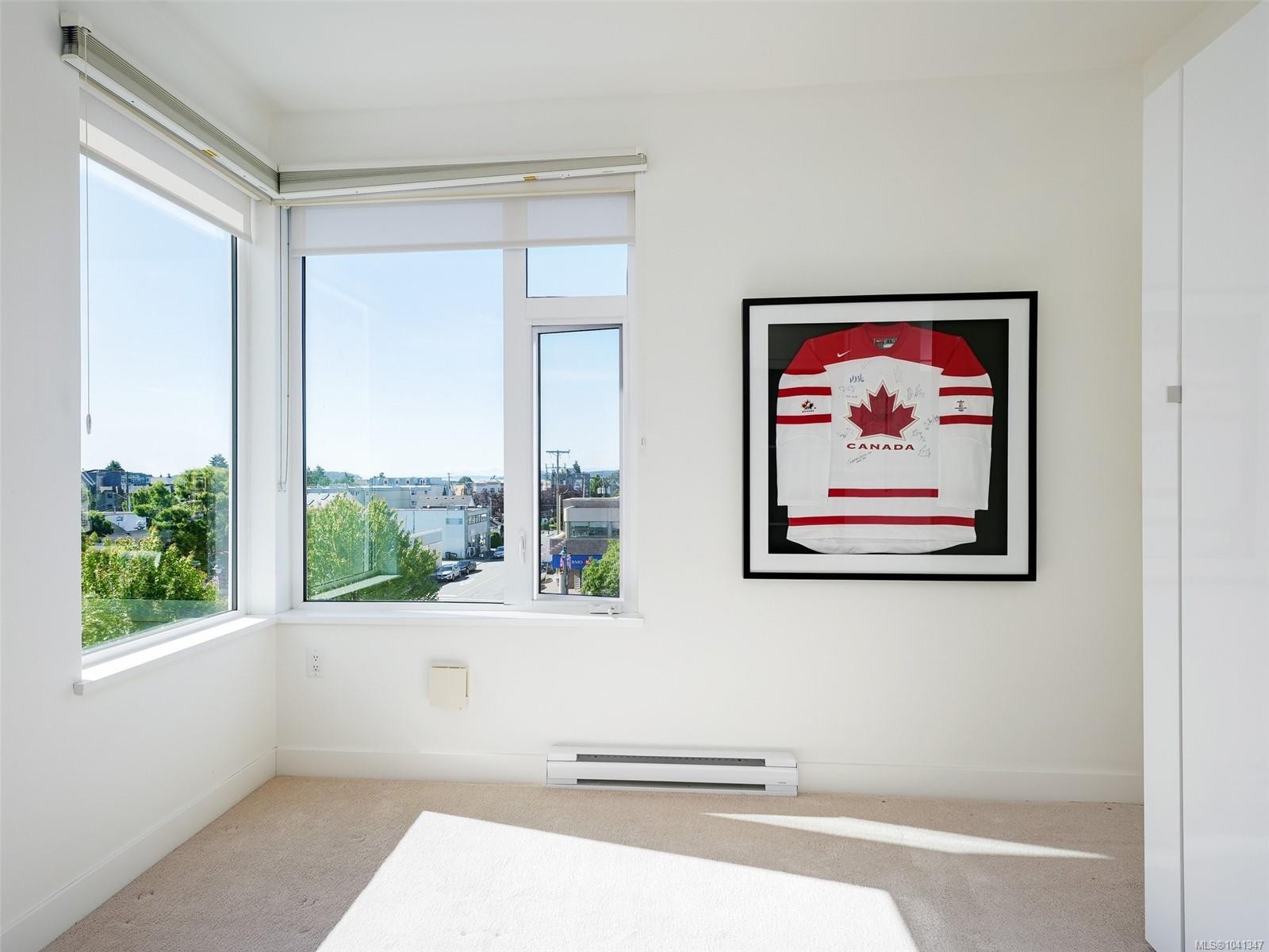 #401-9818 Third St, Sidney, BC