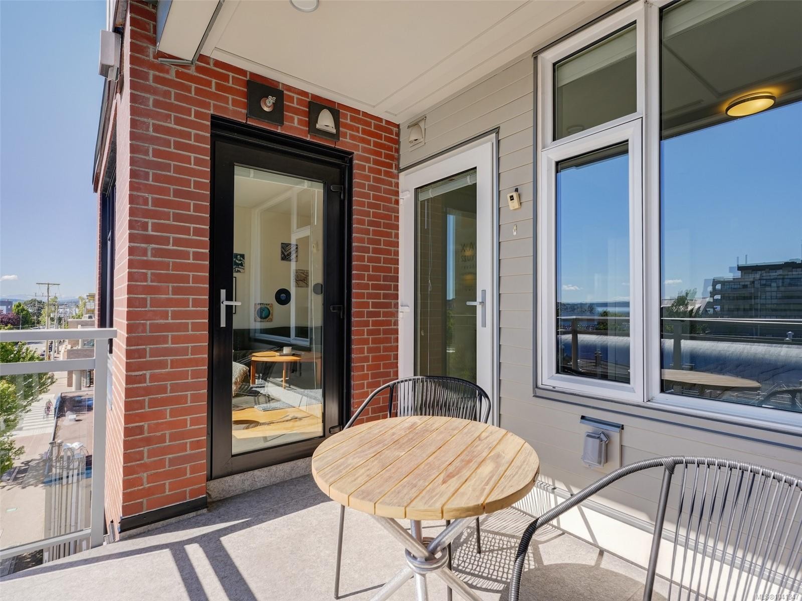#401-9818 Third St, Sidney, BC
