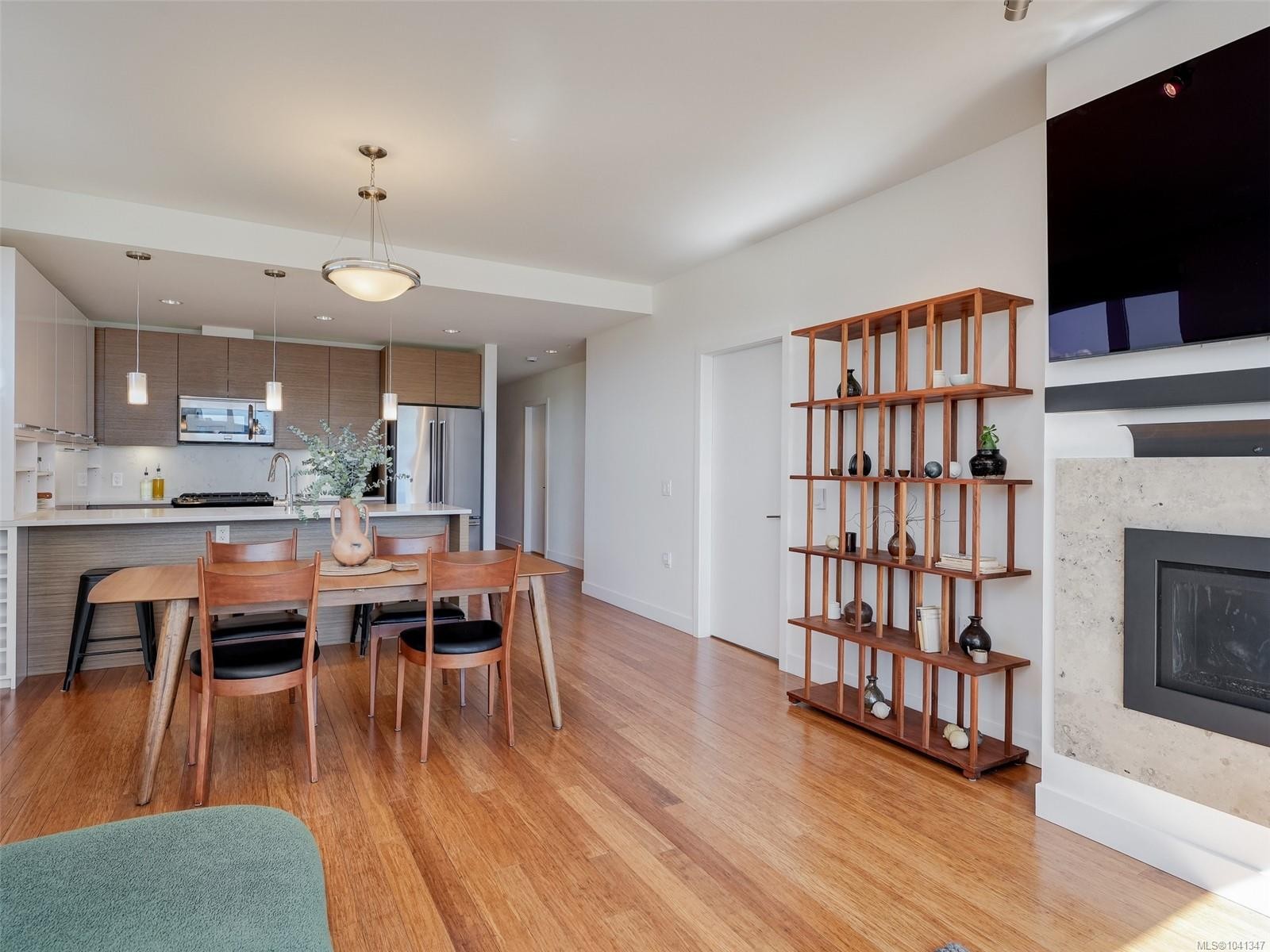 #401-9818 Third St, Sidney, BC