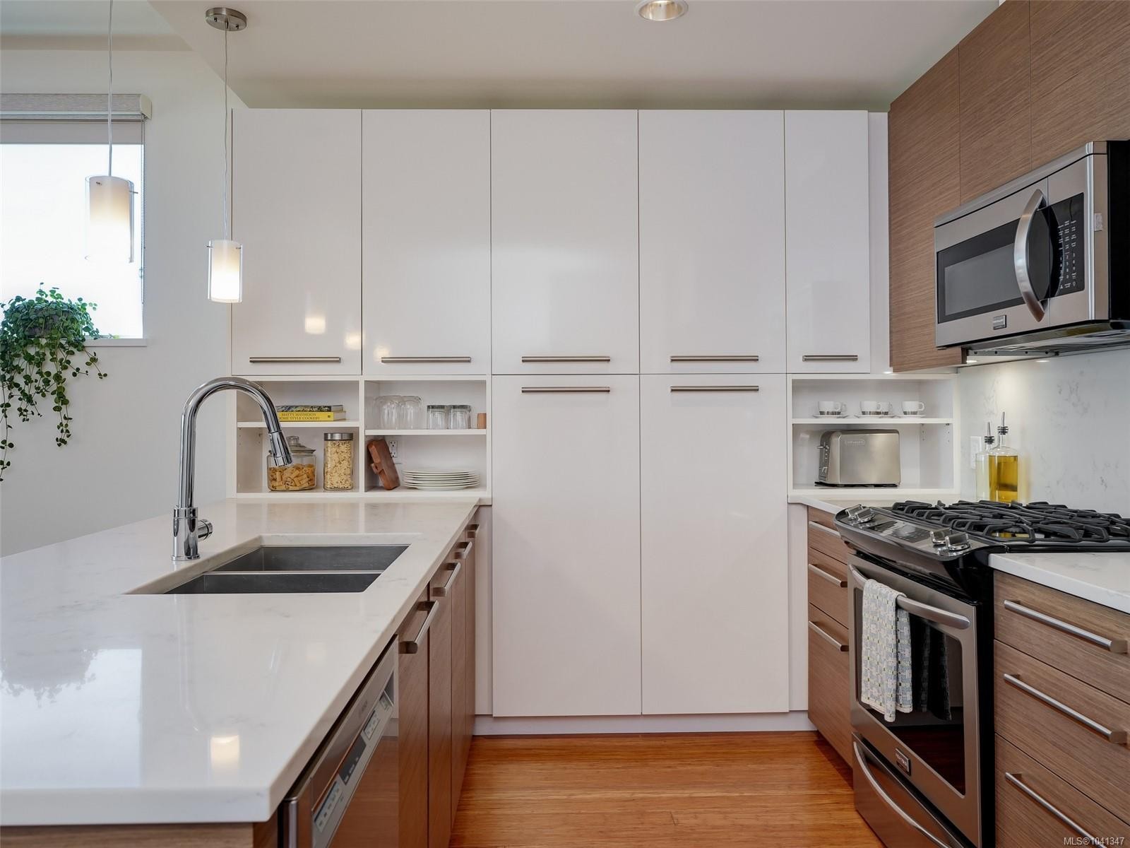 #401-9818 Third St, Sidney, BC