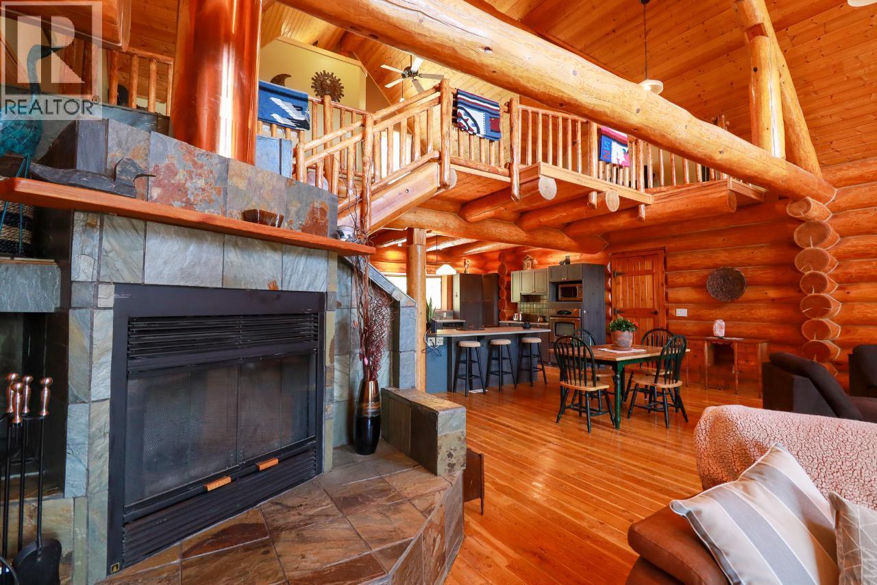 3901 Cottonwood Lane, Naramata, BC - Indoor With Fireplace