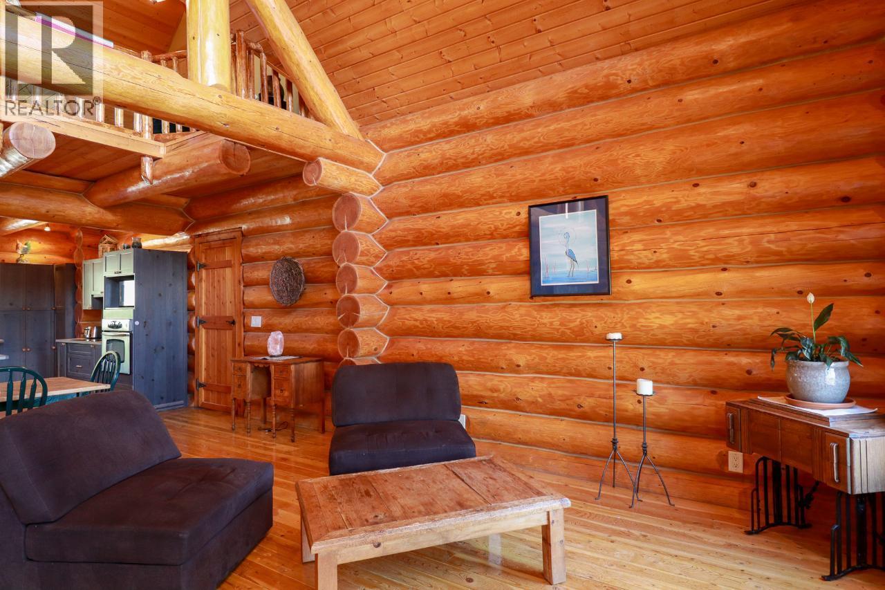 3901 Cottonwood Lane, Naramata, BC - Indoor Photo Showing Living Room