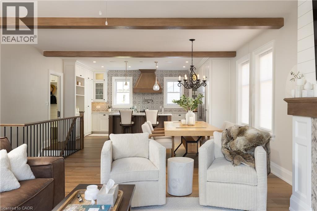 2195 Courtland Drive, Burlington, ON - Indoor Photo Showing Living Room