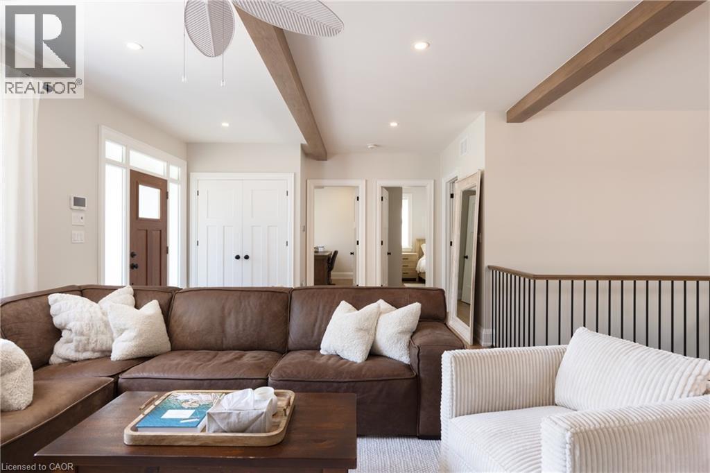 2195 Courtland Drive, Burlington, ON - Indoor Photo Showing Living Room