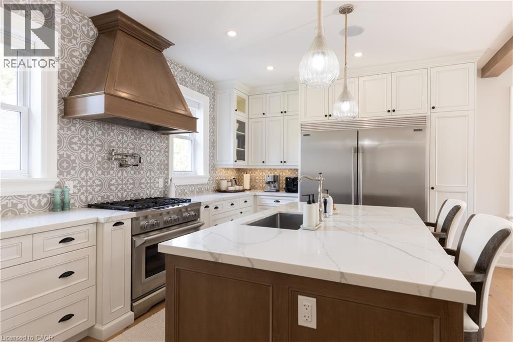2195 Courtland Drive, Burlington, ON - Indoor Photo Showing Kitchen With Upgraded Kitchen