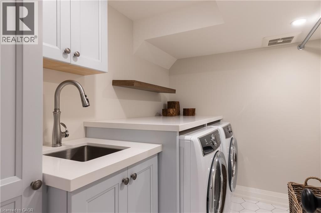 2195 Courtland Drive, Burlington, ON - Indoor Photo Showing Laundry Room
