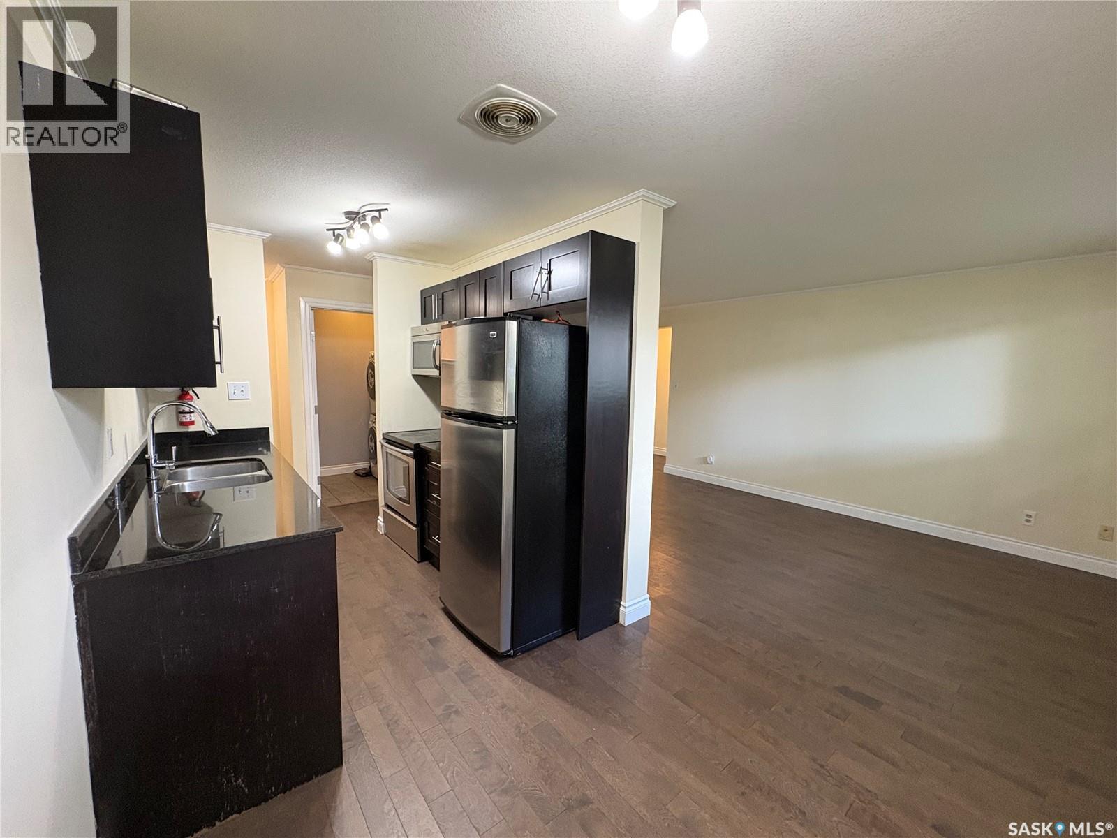 102 920 9Th Street E, Saskatoon, SK - Indoor Photo Showing Kitchen With Double Sink