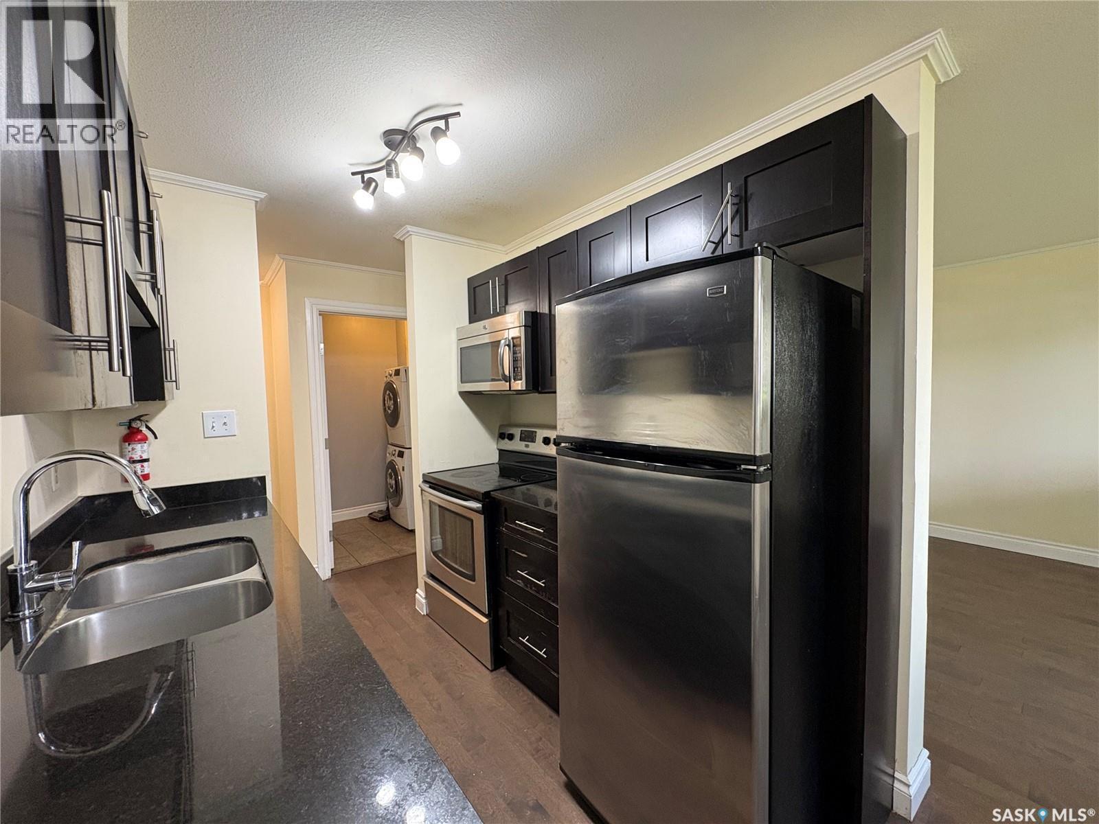 102 920 9Th Street E, Saskatoon, SK - Indoor Photo Showing Kitchen With Double Sink