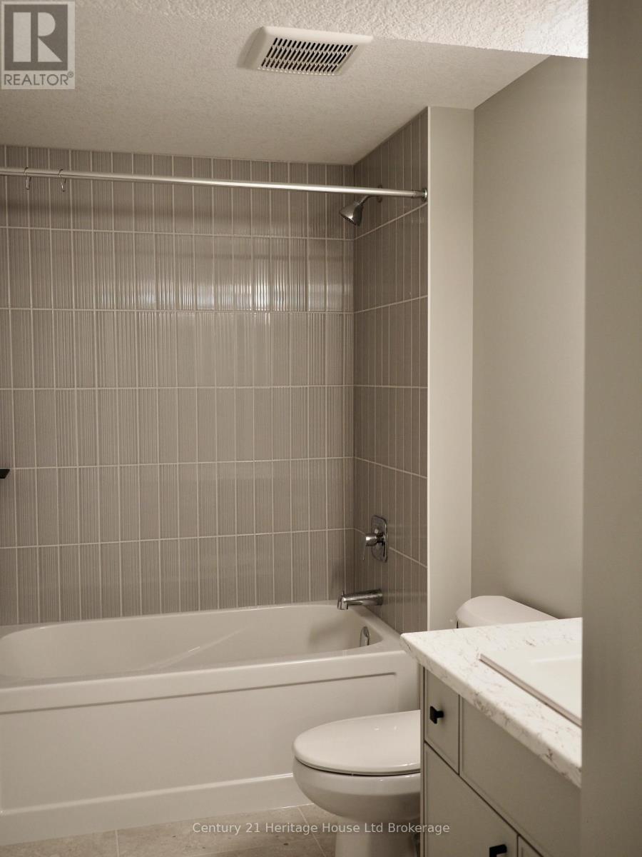 28 Sycamore Drive, Tillsonburg, ON - Indoor Photo Showing Bathroom