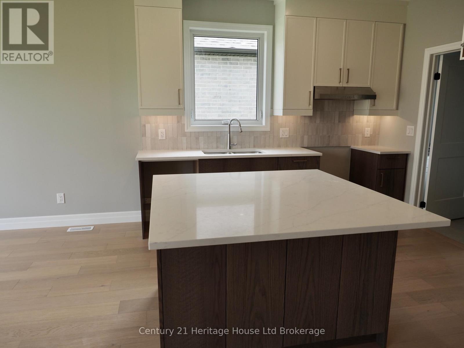 28 Sycamore Drive, Tillsonburg, ON - Indoor Photo Showing Kitchen